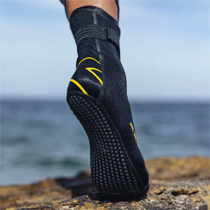 2024 2XU Propel Neoprene Swim Booties UW7023e - Black / Ambition